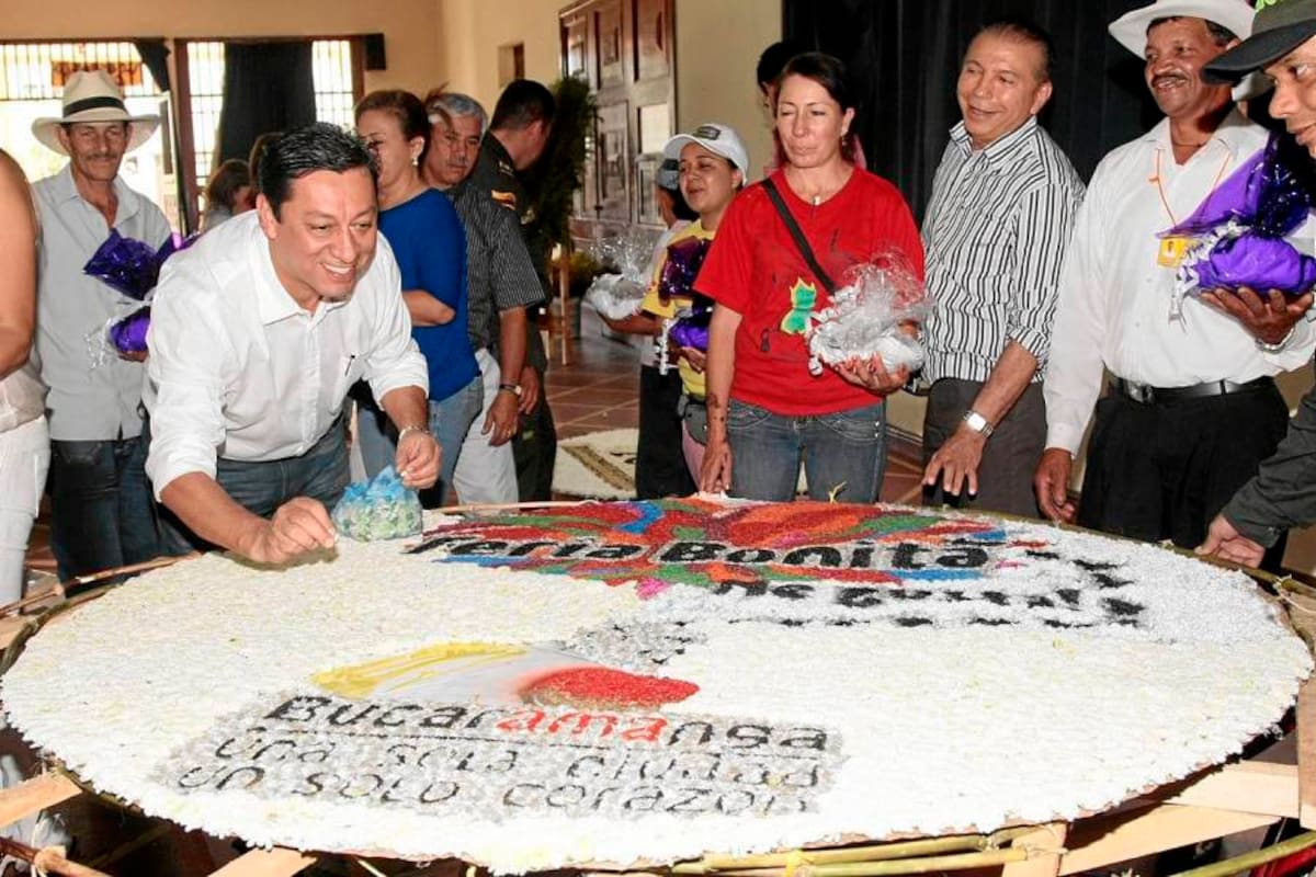 El alcalde de Bucaramanga, Luis Francisco Bohórquez Pedraza también armó la silleta de la Feria Bonita. (Foto: Foto: Nelson Díaz / VANGUARDIA LIBERAL)