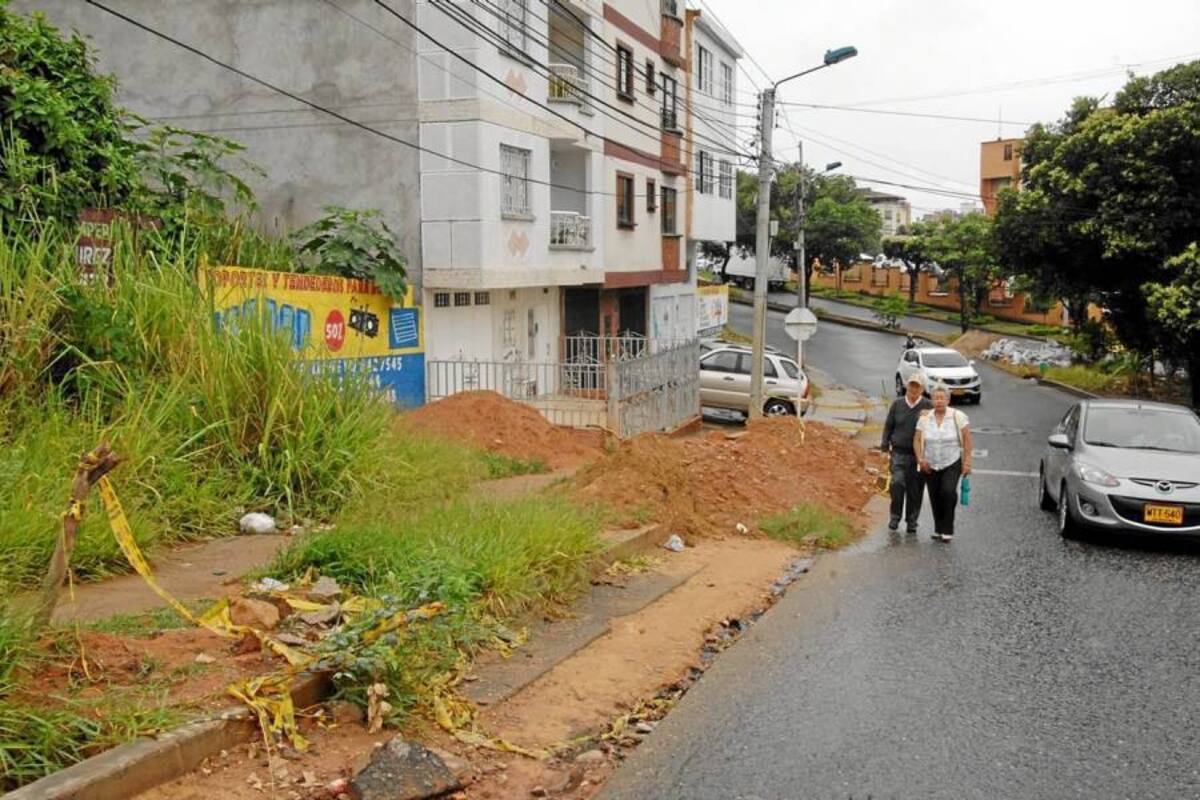 Los residentes de barrio Portofino piden también a las autoridades realizar jornadas más frecuentes de poda, ya que como se aprecia en la imagen la abundante vegetación también afecta el paso peatonal. Además alertaron sobre la presencia de ratones y culebras. (Foto: Jaime del Río / VANGUARDIA LIBERAL)