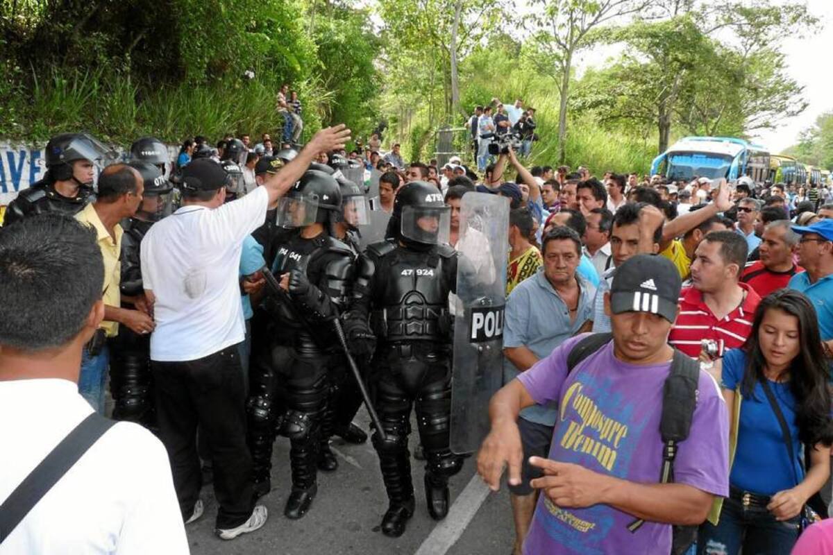 ‘Caos’ en la Autopista por protestas y carril exclusivo