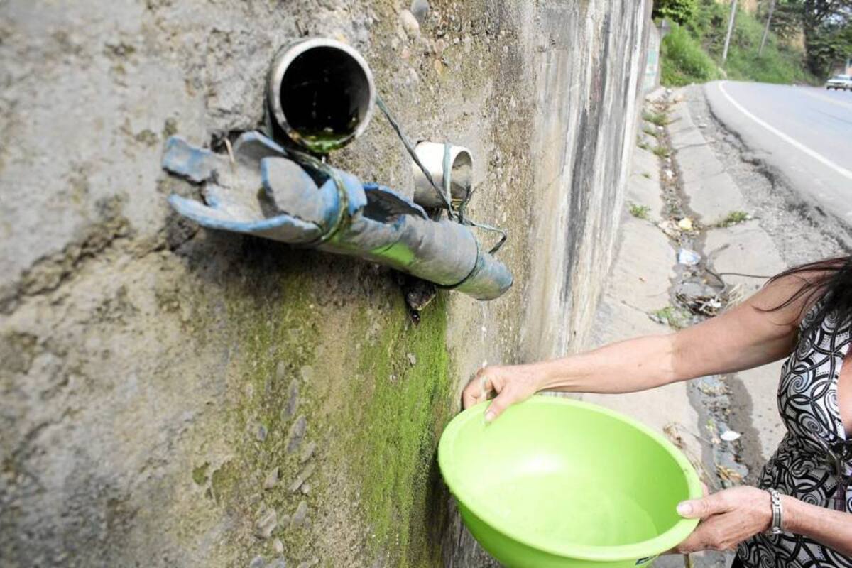 En zonas como Regadero Norte todavía hay familias de escasos recursos económicos que se surten del preciado líquido gracias a pozos de aguas nacientes. (Foto: Javier Gutiérrez / VANGUARDIA LIBERAL)