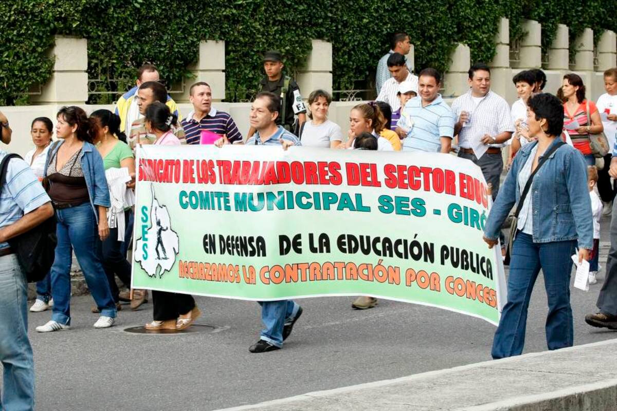 En reiteradas ocasiones, los docentes de la ciudad y del área metropolitana han salido a las calles a protestar por los recortes en la planta docente. (Foto: Archivo / VANGUARDIA LIBERAL)
