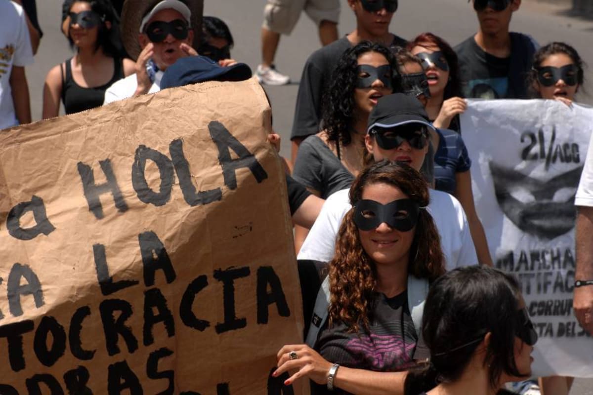 Los participantes de la jornada de protesta expresaron su rechazo a los actos de corrupción en el Gobierno e hicieron un llamado a que los corruptos se quiten la máscara. (Foto: Jaime del Río / VANGUARDIA LIBERAL)