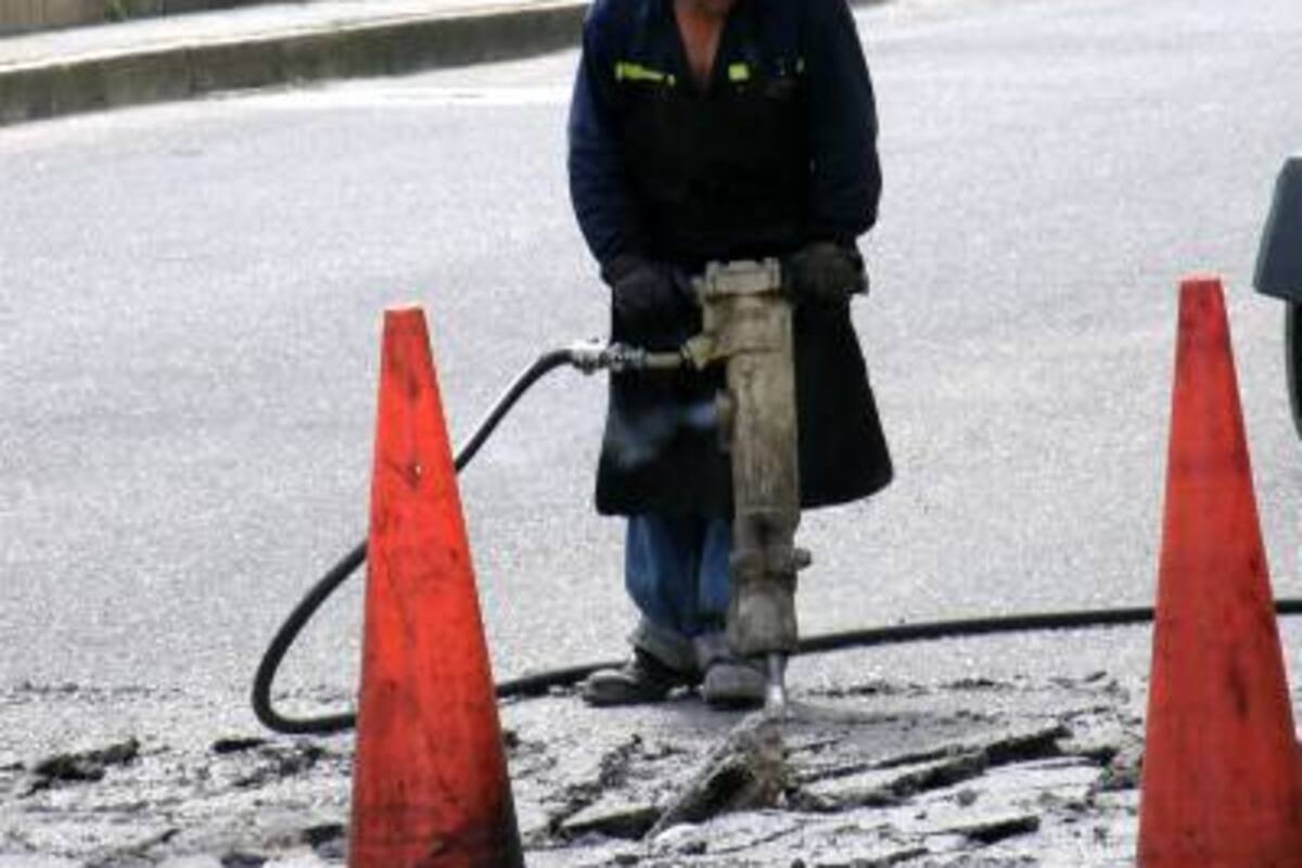 Vanguardia Liberal publicó el pasado viernes el tremendo “cráter” que se anidó sobre la calle 36 con carrera 21. Por fortuna, ya lo están resellando. (Foto: Archivo / VANGUARDIA LIBERAL )