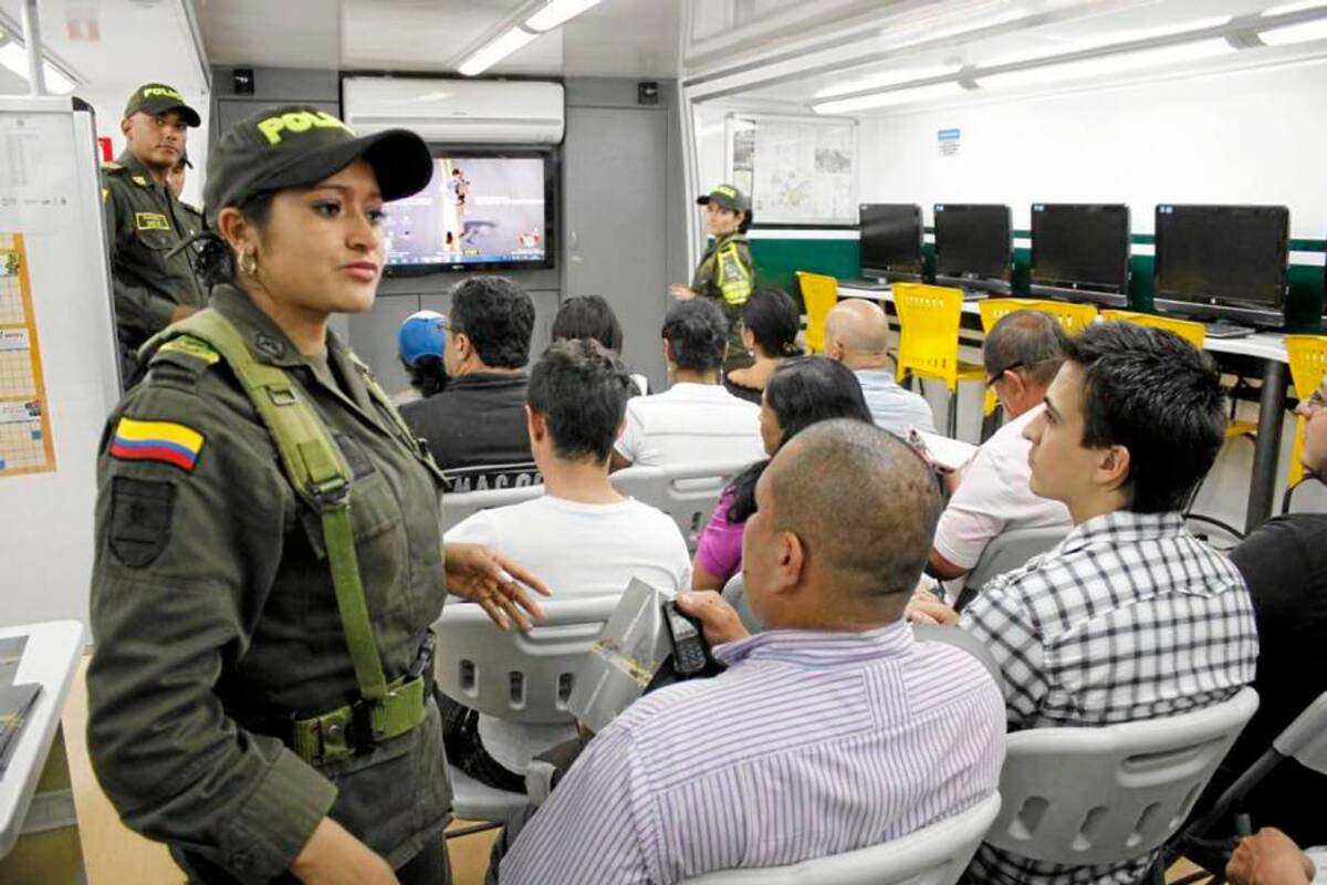 El ‘Bus-Aula’ permanecerá en Bucaramanga durante una semana más. El automóvil se habilitará en puntos viales estratégicos. (Foto: Foto: Nelson Díaz / VANGUARDIA LIBERAL)