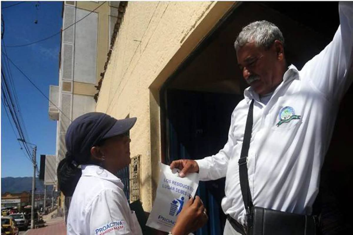 La entidad entrega una bolsa para depositar las heces fecales de las mascotas y otra, para los residuos sólidos. (Foto: Suministrada/VANGUARDIA LIBERAL)