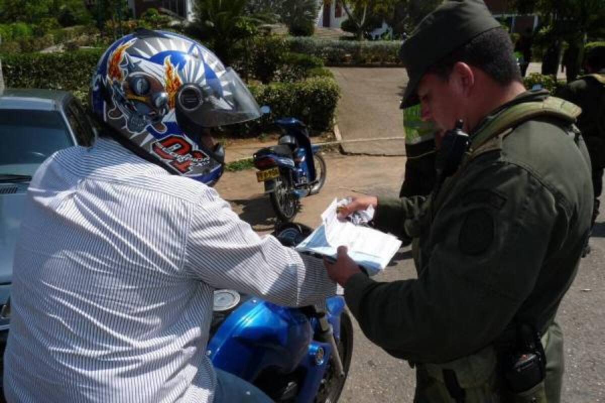 Los agentes están dispuestos en 56 'cuadrantes' y disponen de 'avanteles' que les permite verificar antecedentes de personas y de vehículos. En un futuro, se espera poder agregar información de los infractores del 'comparendo' ambiental en una base de datos, que sepodrá consultar con estos aparatos.(Foto: Archivo / VANGUARDIA LIBERAL)