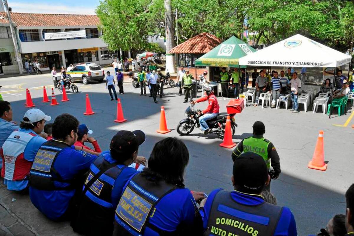 Diversas pruebas que tuvieron que sortear los conductores de motocicletas en el Socorro, demostrando sus aptitudes y en especial el respeto por las señales de tránsito. (Foto: Luis Fernando Martínez Vargas/VANGUARDIA LIBERAL)