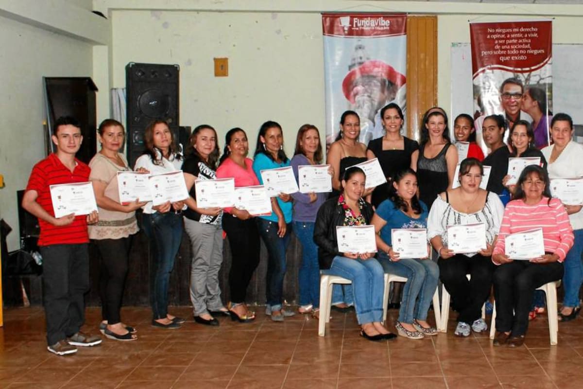Grupo de personas que asistieron al diplomado de gestores sociales en primera infancia, en el municipio de Oiba. (Foto: Luis Fernando Martínez Vargas/VANGUARDIA LIBERAL)