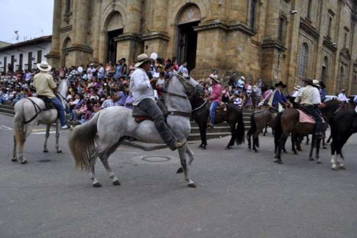 El público que se dio cita en el parque de la Independencia, disfrutó del show que ofrecieron los caballistas.