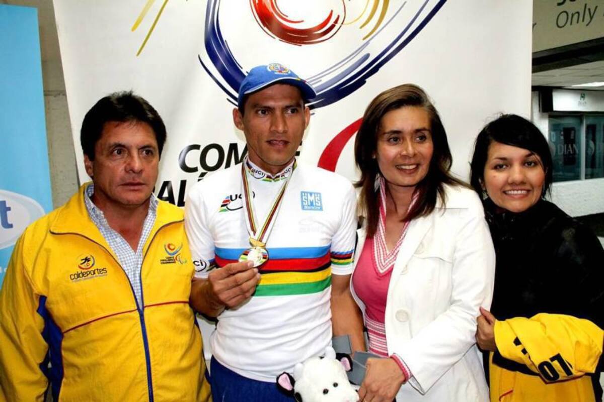 El pedalista santandereano Álvaro Galvis Becerra llegó en la noche del lunes a Colombia y ayer dio una rueda de prensa en Bogotá, en donde habló de su experiencia en suelo danés y de su título orbital. (Foto: Suministrada / VANGUARDIA LIBERAL)