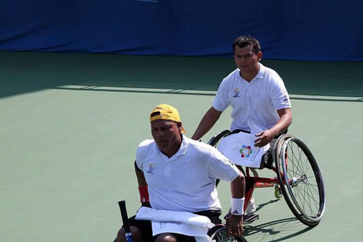 El tenista santandereano Mauricio Vega Eugenio (atrás), haciendo pareja con el atlanticense Eliécer Oquendo, perdió la medalla de bronce en dobles al caer 7 – 5, 6 – 1 ante los brasileros Carlos Santos y Mauricio Pomme. (Foto: Suministrada/VANGUARDIA LIBERAL)