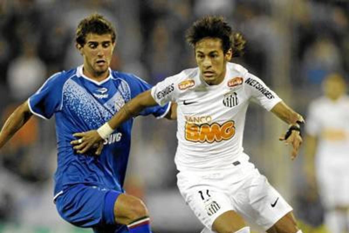 En el juego de ida disputado en Argentina Vélez le cortó los ‘circuitos de juego’ al actual campeón, Santos. Sin embargo, el conjunto brasileño buscará remontar en casa el resultado para seguir en el camino hacia su cuarta Copa Libertadores. (Foto: AFP / VANGUARDIA LIBERAL)