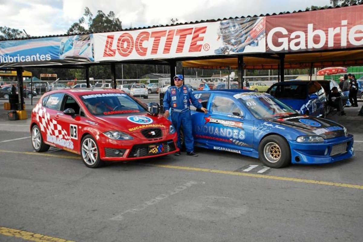 El santandereano Jaime Cañón se destacó en el automovilismo nacional coronándose campeón en dos categorías del Campeonato de Piques ¼ de Milla, con el Honda azul; y en el Campeonato de Autos Calle Modificados, con el Seat rojo. (Foto: Suministrada / VANGUARDIA LIBERAL )