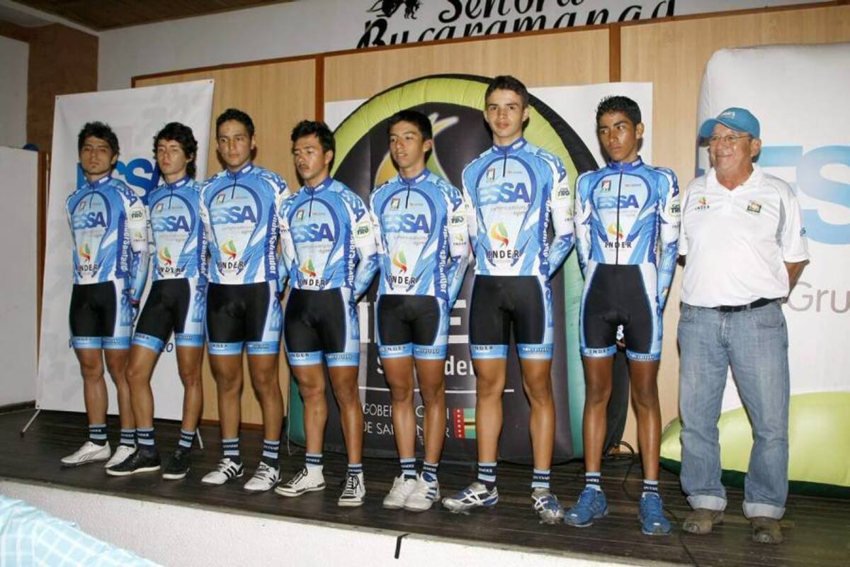 El equipo de la Essa – Indersantander que correrá la XXVII Vuelta del Porvenir, se presentó ayer, y lo conforman, de izquierda a derecha: Sergio Carlos Argüello, Brandon González, Harry Hernández, Carlos Gualdrón, Edwin José Rivera, Elkin Alonso Caballero y Juan Carlos Pérez. (Foto: César Flórez / VANGUARDIA LIBERAL)