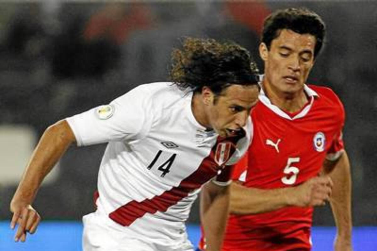 Las selecciones de fútbol de Perú y Chile se medirán hoy en Lima en un duelo de alto voltaje y sin margen de error para ambos, ya que tienen la necesidad de sumar para seguir con vida en las Eliminatorias Suramericanas al Mundial de Brasil-2014. (Foto: Archivo / VANGUARDIA LIBERAL)