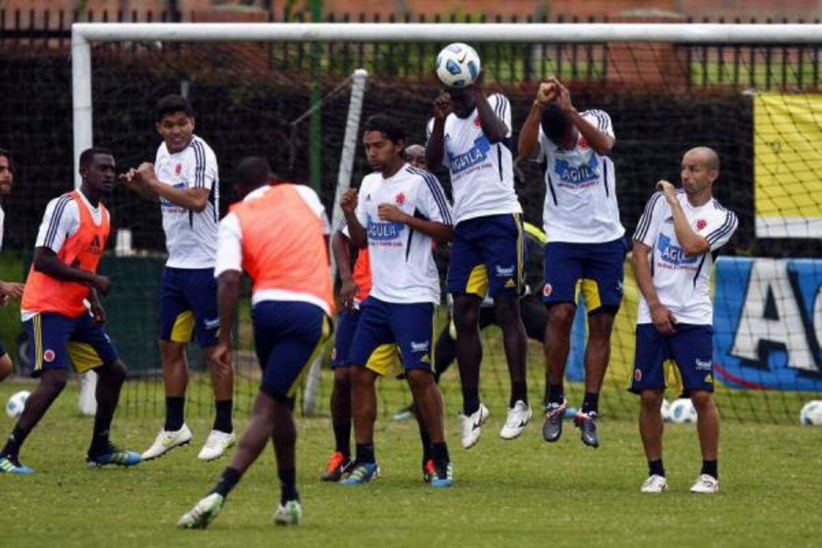 En el entrenamiento de ayer, el último en la capital de la República de cara a la Copa América, el técnico de la selección Hernán 'Bolillo' Gómez realizó jugadas en las que quedó claro que al cabezazo irá Falcao García, mientras que Teófilo Gutiérrez esperará para el contraataque. (Foto: Colprensa / VANGUARDIA LIBERAL)