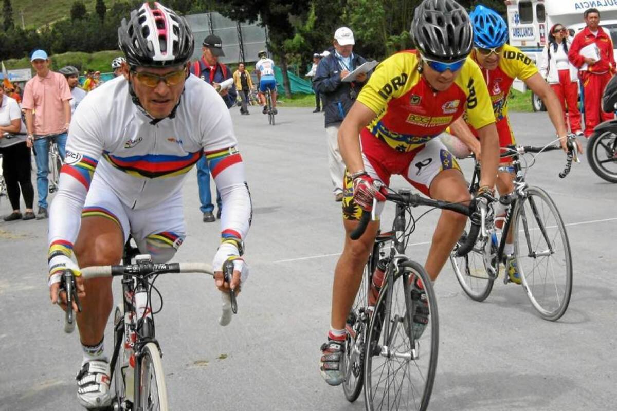 El santandereano Álvaro Galvis (blanco) ratificó sus excelentes condiciones al ganar la prueba de gran fondo del Campeonato Prejuegos Nacionales Paralímpicos de paracycling, que concluyó el pasado domingo en Soacha. (Foto: Colprensa / VANGUARDIA LIBERAL)