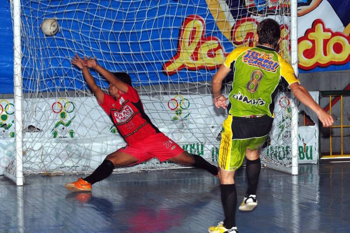 En el partido más apretado del fin de semana, entre la selección Santander Sub-23 y Taz, el ganador tuvo que definirse con tiros libres desde el punto penal, luego de haber igualado a tres tantos en el tiempo reglamentario, al final clasificó Taz. (Foto: Jaime del Río / VANGUARDIA LIBERAL)