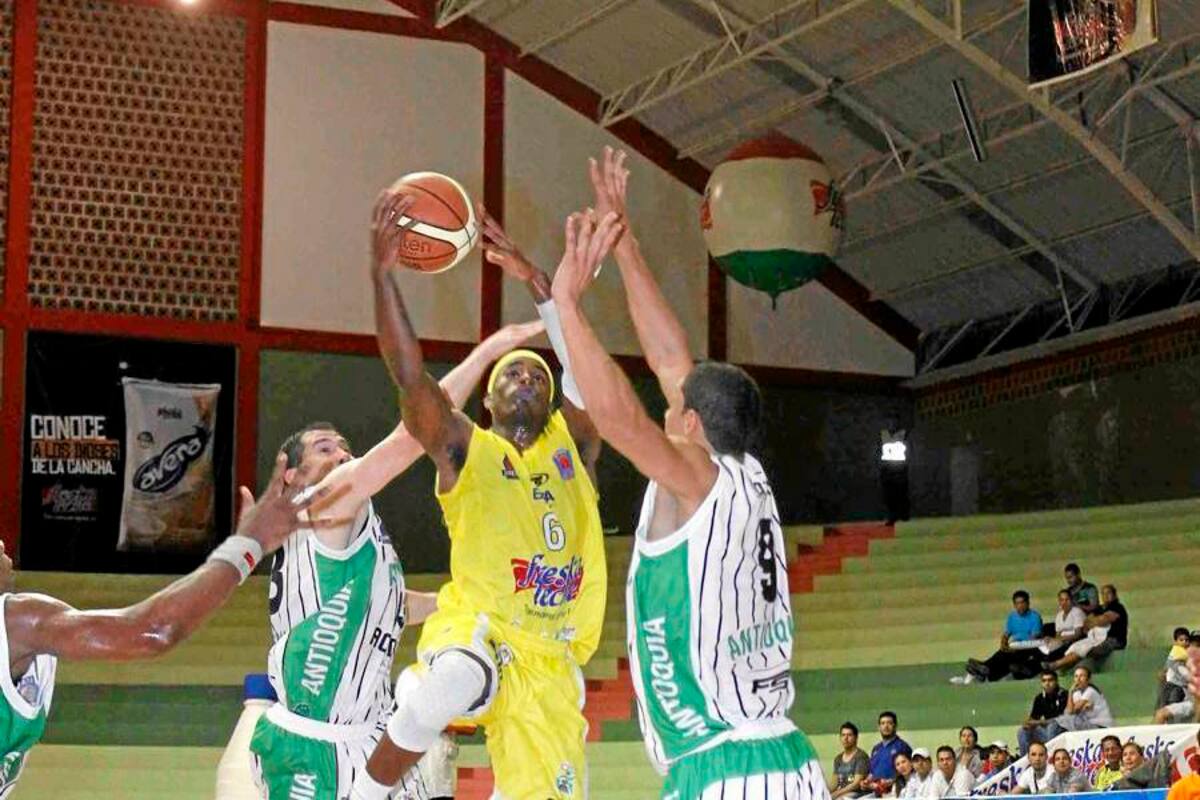 Búkaros hizo respetar su casa al ganar los dos primeros compromisos de la segunda ronda de la Liga Directv de Baloncesto ante la Academia de la Montaña. (Foto: Nelson Díaz / VANGUARDIA LIBERAL)