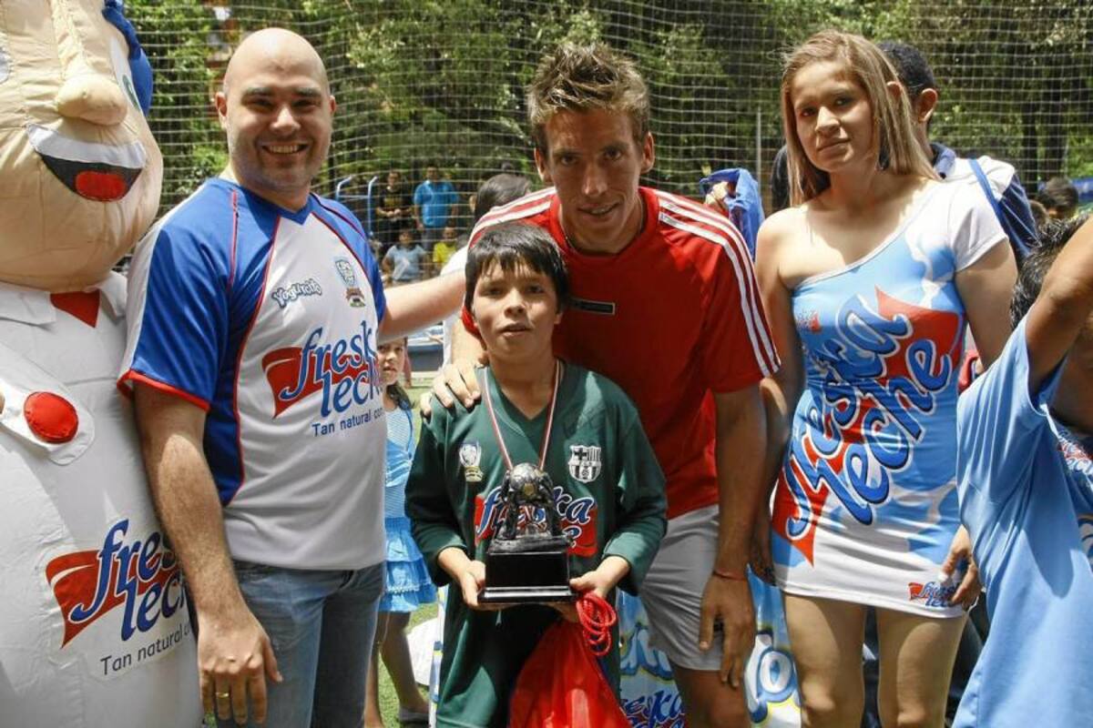 El arquero del Atlético Bucaramanga, Nicolás Vikonis, entregó la premiación de la X Copa Yogurcito Freskaleche, aquí con el portero del Barcelona, que término tercero, Freddy Alexánder Carillo, quien se quedó con la distinción a la valla menos vencida del certamen. (Foto: César Flórez / VANGUARDIA LIBERAL)