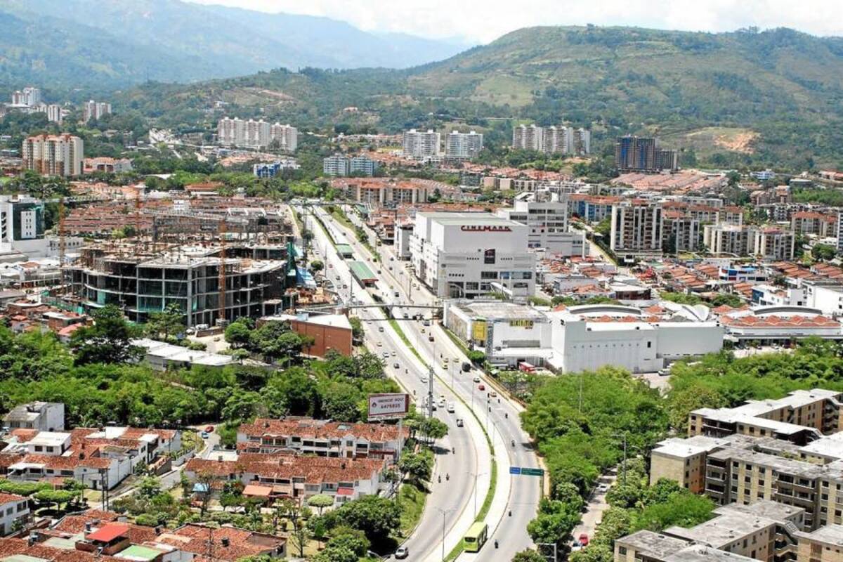 Nuevos centros comerciales que fueron inaugurados o que están siendo construidos en el departamento prometen transformar al sector comercial de la región y dinamizar la construcción y el consumo. (Foto: Mauricio Betancourt / VANGUARDIA LIBERAL)
