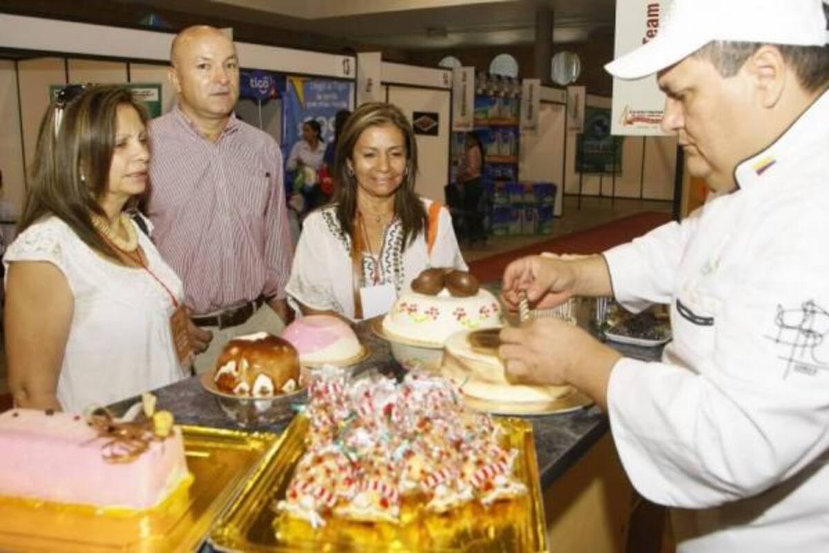 El sector panificador santandereano tiene productos únicos y de buena calidad que podrían ser atractivos para mercados internacionales, esta fue una de las conclusiones de José María Fernández del Vallado, Secretario General de la Unión Internacional de Panadería, tras probar tres panes tradicionales de la región, el pan rollo, la mestiza con chicharrón y el mojicón.(Foto: Archivo/VANGUARDIA LIBERAL)