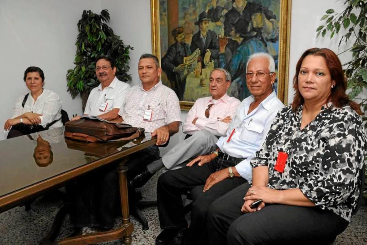 Para los finqueros de la parte baja de Sabana de Torres Gloria Prada, Aura Navarro, José Durán, Foción Soto, Hugo Criado y Jaime Orlando Pinzón, la amenaza de las inundaciones es latente. (Foto: Hernando Galenao/VANGUARDIA LIBERAL)