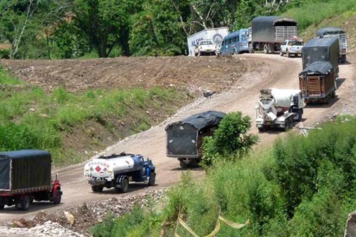 Cerca de $5 mil millones se han invertido en la vía hacia Barrancabermeja, sin embargo, continúan las restricciones al transporte de carga debido a la fragilidad de la carretera. (Foto: Archivo/VANGUARDIA LIBERAL )