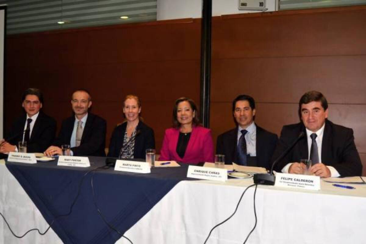Kristtian Rada de IFC; Thierry D. Buchs de SECO; Mary Potter de IFC; Martha Pinto Presidenta de Camacol; Enrique Cañas de IFC; y Felipe Calderón miembro de la junta de Camacol, en firma de convenio.(Foto: Suministrada/VANGUARDIA LIBERAL)