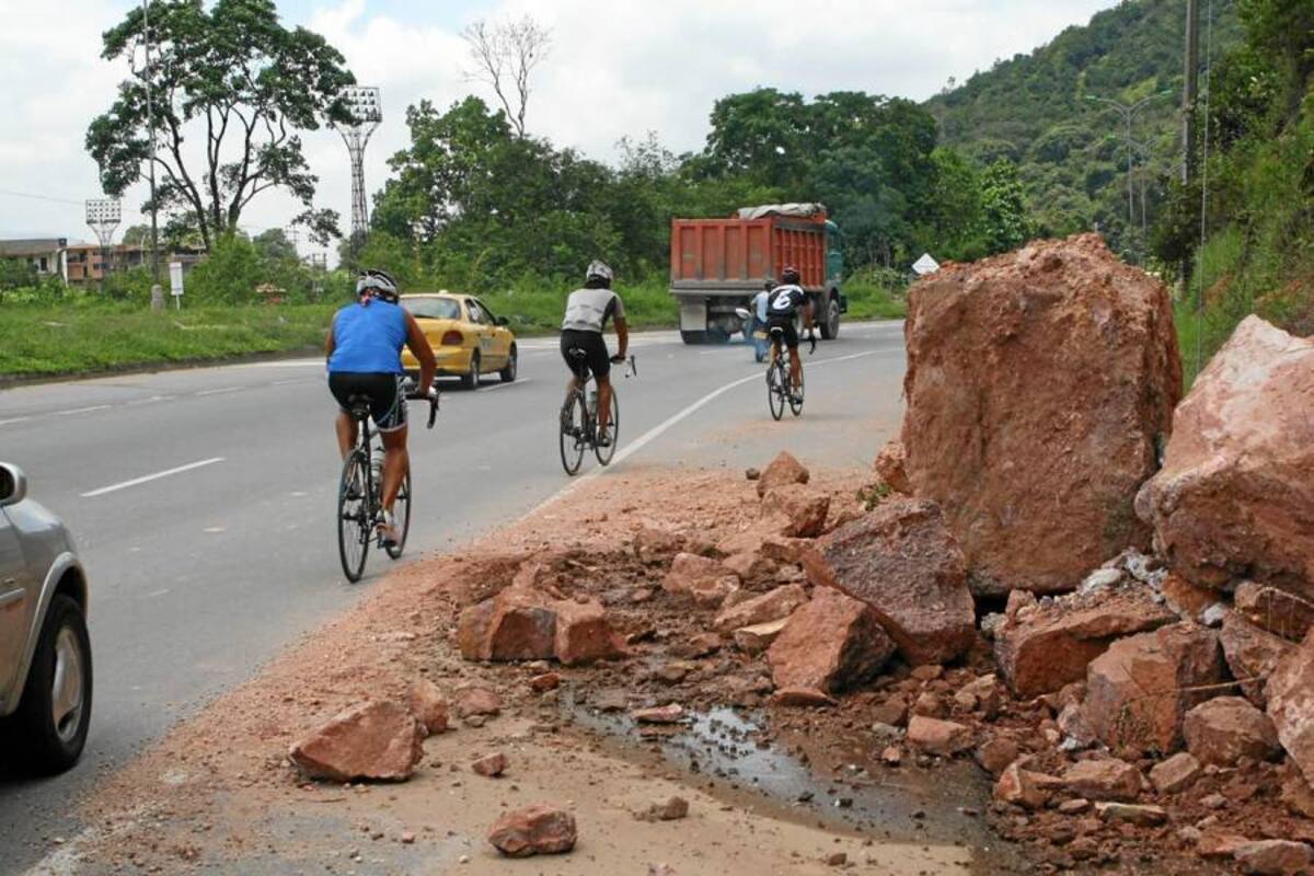 Sobre la autopista Floridablanca se registran derrumbes y caídas de rocas. (Foto: Mauricio Betancourt/VANGUARDIA LIBERAL)