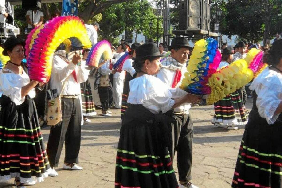 El grupo de danzas participó este sábado en La batalla de Flores y el domingo en La Gran Parada. (Foto: Suministrada/VANGUARDIA LIBERAL)
