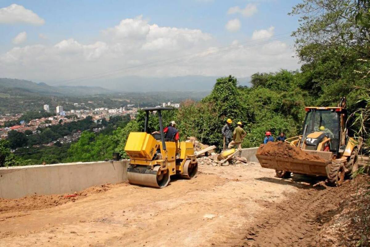 Personal trabaja con maquinaria pesada sobre la vía que del casco urbano conduce a la vereda Helechales. (Foto: Mauricio Betancourt/VANGUARDIA LIBERAL)