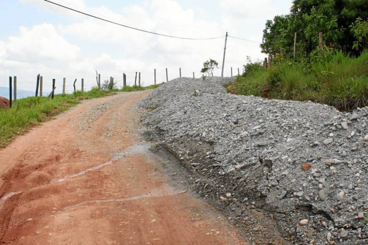 Algunas vías de la vereda Ruitoque, en límites con Acapulco, se encuentran en mal estado. (Foto: Mauricio Betancourt/VANGUARDIA LIBERAL)