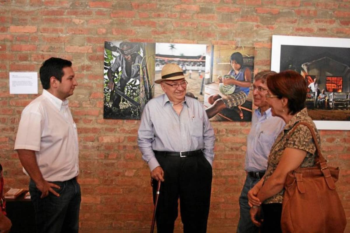 En la imagen el expresidente Belisario Betancourt compartiendo sus impresiones sobre las diferentes expresiones culturales que deja el Festival Punto de Encuentro en Barichara. (Foto: Suministrada/VANGUARDIA LIBERAL)