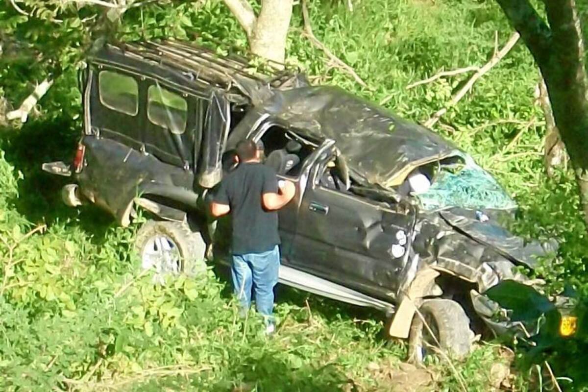 Cerca de 80 metros rodó la camioneta en la que iban siete personas dos de las cueles murieron. Los otros cinco ocupantes del vehículo resultaron heridos.