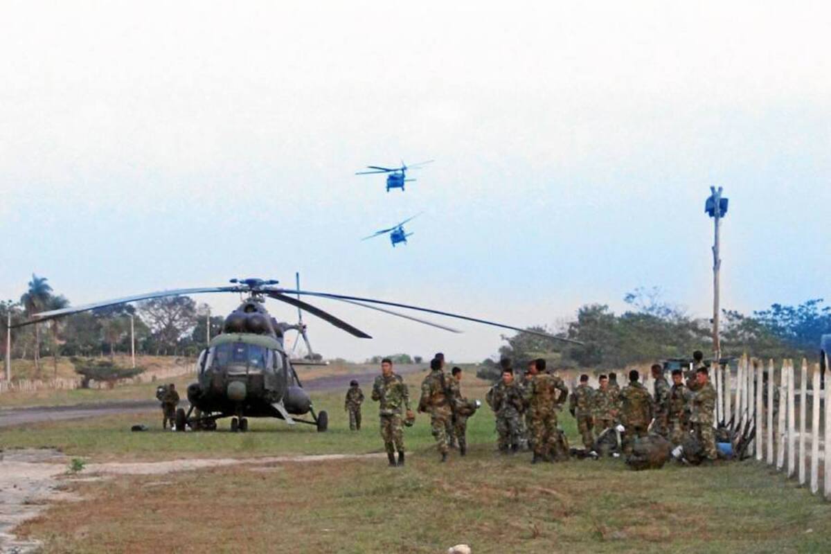 Con helicópteros tipo MI y Black Hawk artillados el Ejército y la Fuerza Aérea suman esfuerzos para rescatar a las cinco personas secuestradas en el sitio conocido como Casa de Barro, jurisdicción de Norosí, sur de Bolívar. (Foto: Suministrada/VANGUARDIA LIBERAL)