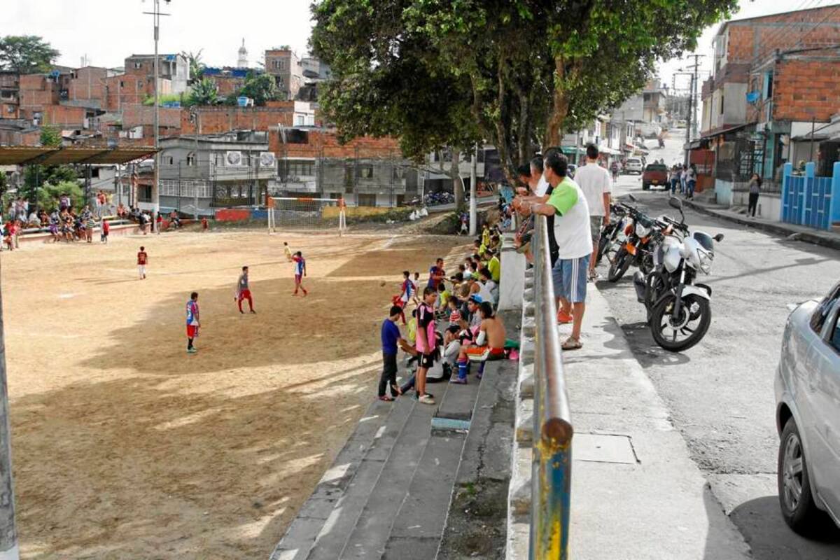 En esta cancha ubicada entre los límites que separan los barrios Alares y Reposo fue apuñalado Edwin Alexánder Benjumea Sánchez. Este joven de 20 años murió en la Clínica Ardila Lülle. (Foto: Foto de Marco Valencia / VANGUARDIA LIBERAL)