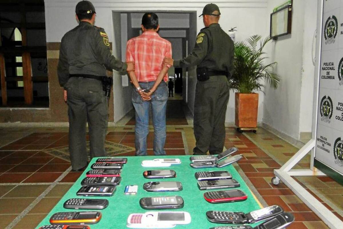 El capturado alcanzó a hurtar 20 celulares de la vitrina del establecimiento comercial, por un roto que había hecho en una ventana. (Foto: Suministrada/VANGUARDIA LIBERAL)
