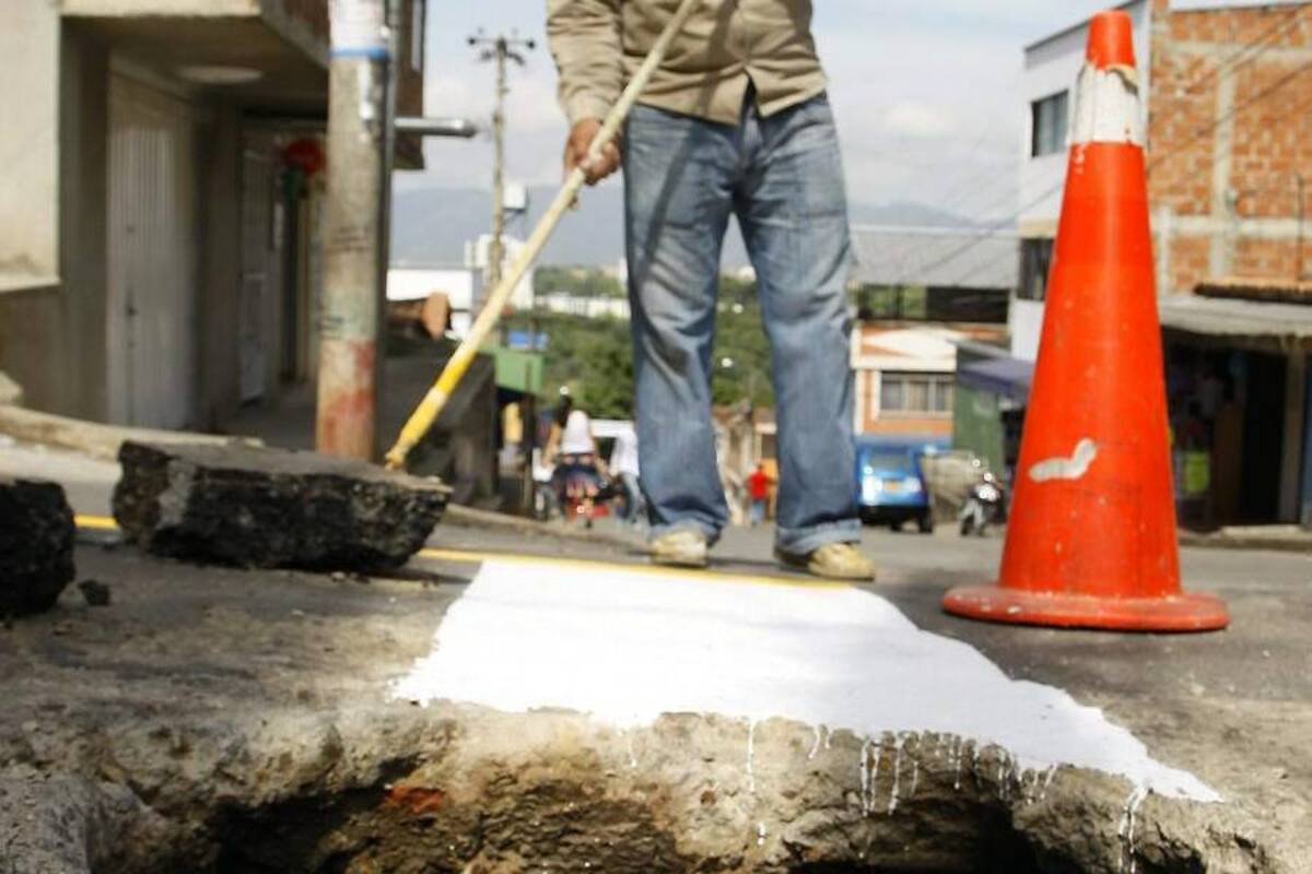 Peligro por hueco en vía de Santa Ana (Foto: César Flórez/VANGUARDIA LIBERAL)