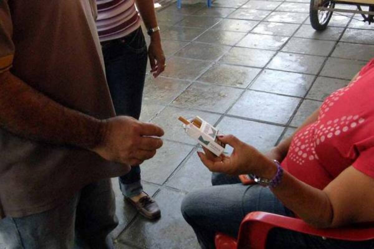 La venta al menudeo de cigarrillos quedó prohibida desde ayer. A partir de ahora, sólo se podrán comprar desde cajetillas de 10 unidades.(Foto: Archivo/VANGUARDIA LIBERAL )