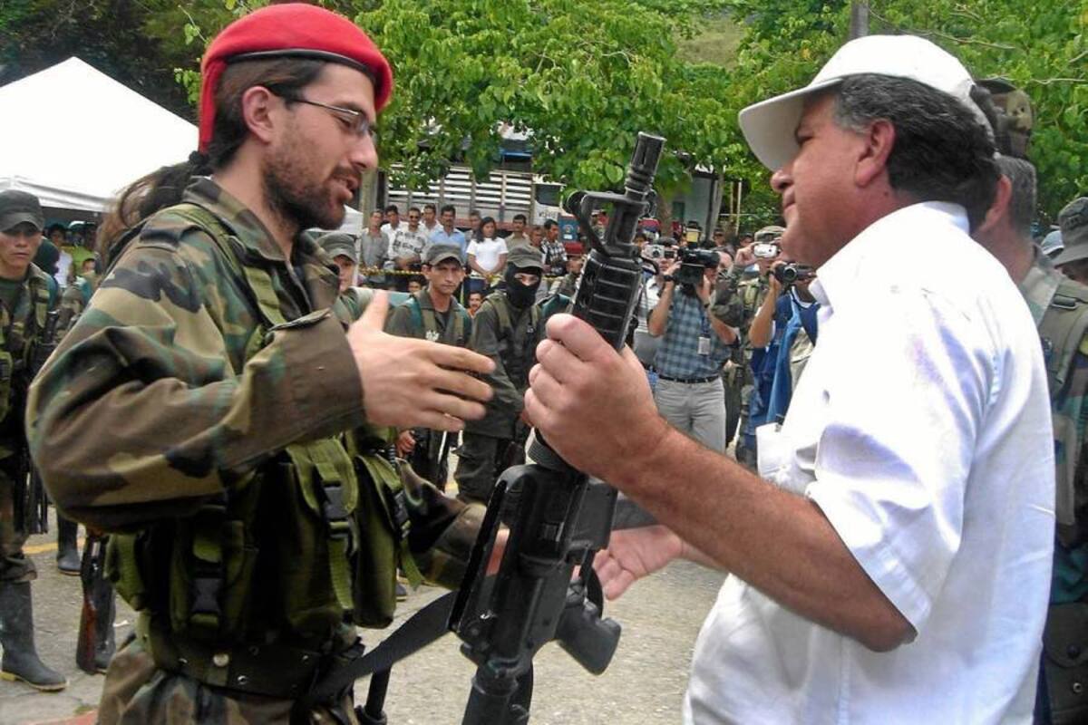 Proceso de desmovilización del bloque Cacica ‘La Gaitana’ que se realizó en el 2006. (Foto: Archivo/VANGUARDIA LIBERAL)