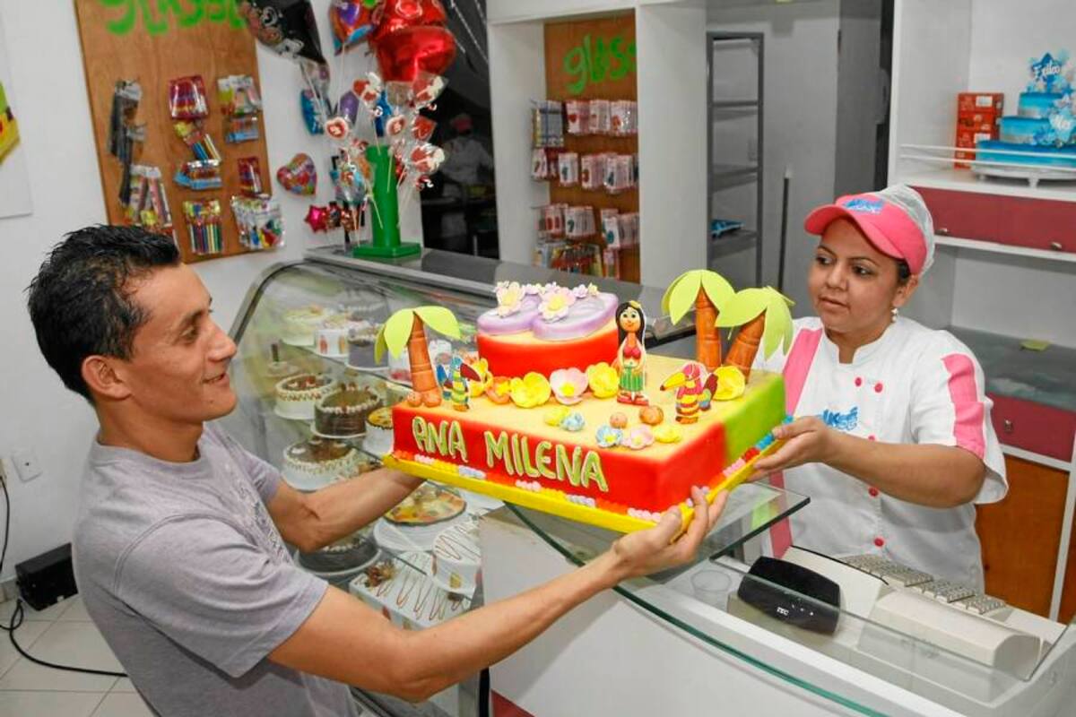 Las tortas personalizadas para todo tipo de celebraciones son uno de los productos más solicitados. (Foto: César Flórez/VANGUARDIA LIBERAL )