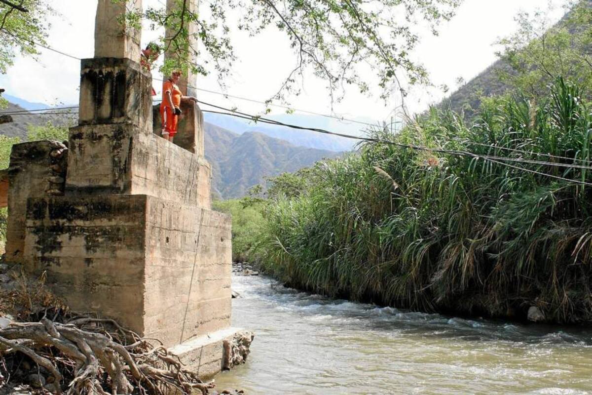 Al menos 250 niños del corregimiento Pescadero tienen que caminar largas jornadas para llegar a clases por la falta de éste puente peatonal el cual colapsó hace 14 años. (Foto: Mauricio Betancourt/VANGUARDIA LIBERAL)