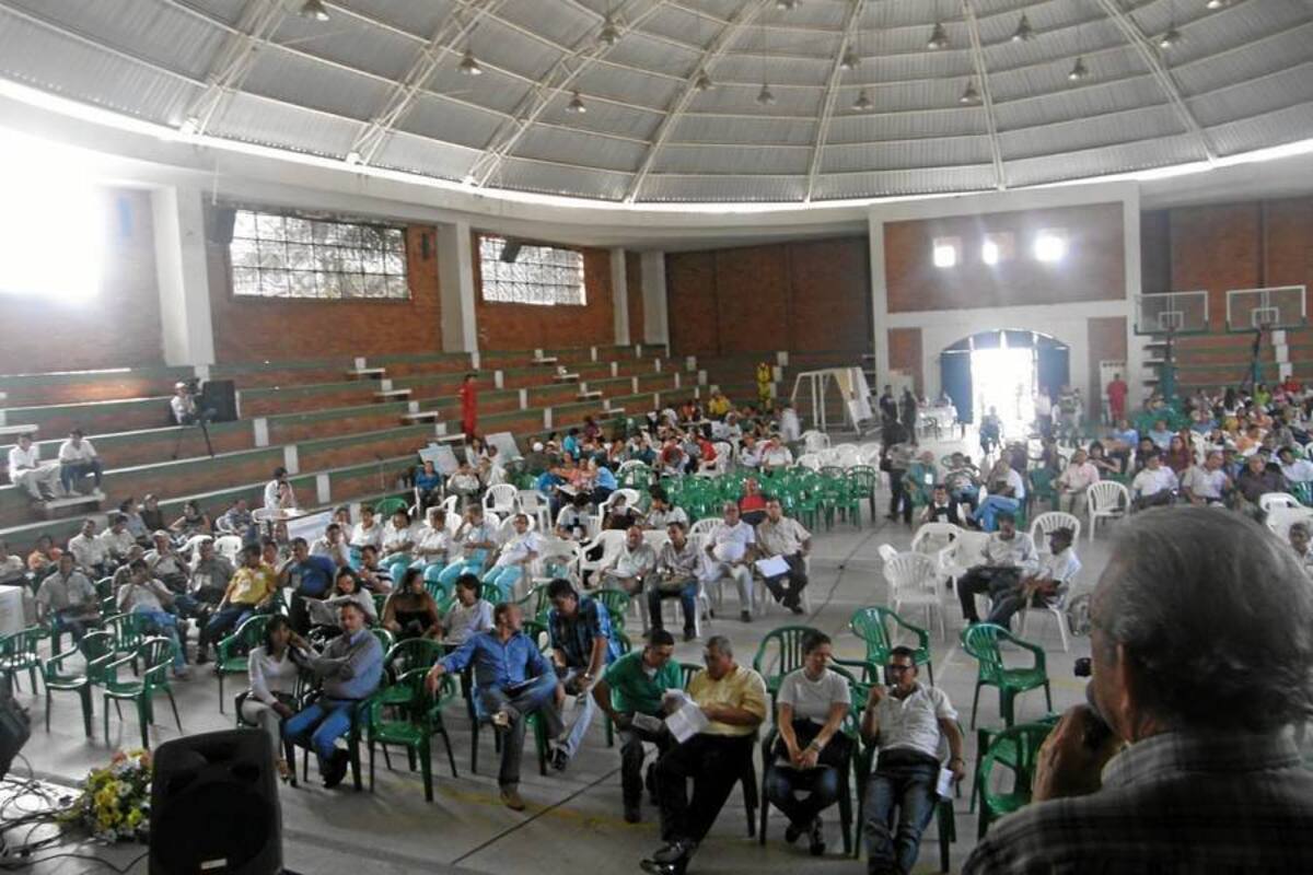 El Gobierno adelantó ayer junto con la comunidad el segundo proceso de formación del Plan de Desarrollo para el sector urbano. (Foto: Edgar Omar Bustos A/ VANGUARDIA LIBERAL )