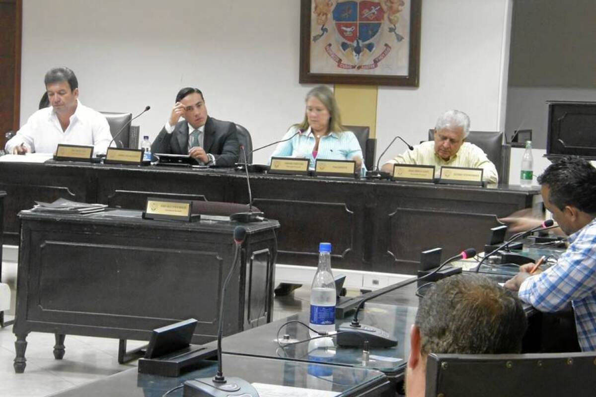 Los ediles y algunos representantes de la comunidad expusieron al Gobernador Richard Aguilar diversas peticiones para el desarrollo de Piedecuesta (Foto: Edgar Omar Bustos/ VANGUARDIA LIBERAL )