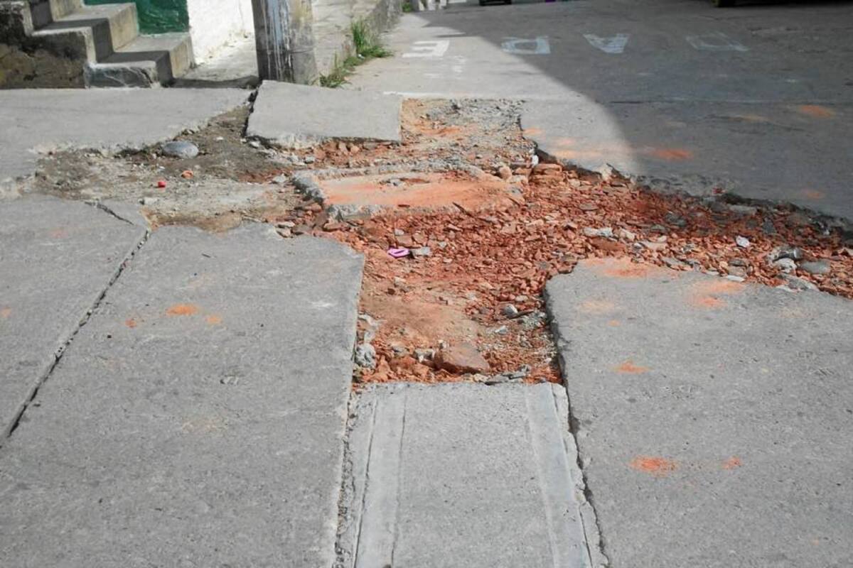 Deteriorada se encuentra la malla vial del barrio Villanueva, luego de la reposición del pavimento hecho por una firma contratista que adelantó en el sector obras de alcantarillado, dijeron voceros comunitarios. (Foto: Edgar Omar Bustos A/ VAMGUARDIA LIBERAL )