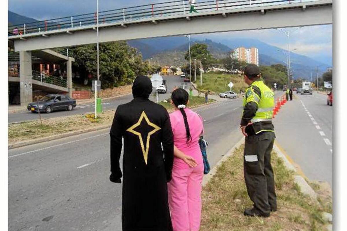 La Policía de Tránsito en Piedecuesta sancionó a 23 peatones infractores por el no uso de los puentes peatonales sobre la autopista nacional. (Foto: Suministrada/ VANGUARDIA LIBERAL )