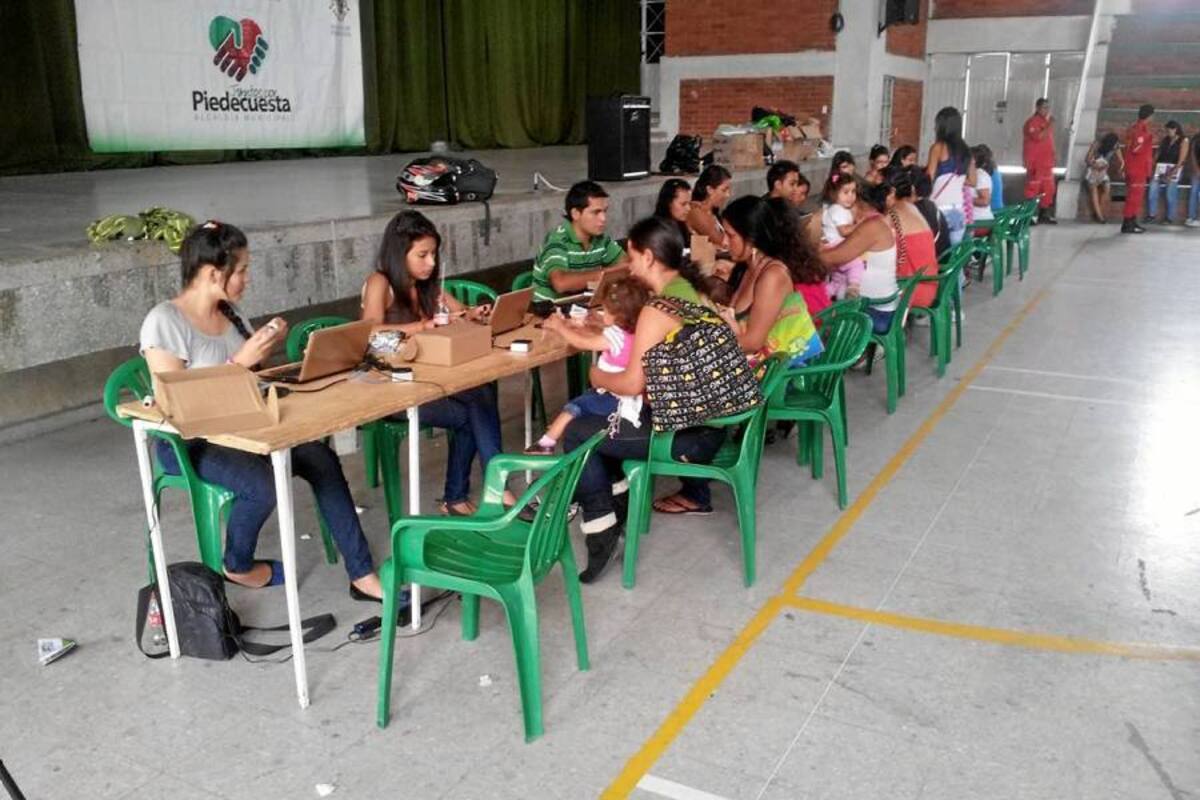 En el primer día de jornada de ‘bancarización’ del programa ‘Más Familias en Acción’ en Piedecuesta, se atendieron aproximadamente a 2.100 personas. (Foto: Julián Amorocho Becerra/VANGUARDIA LIBERAL)