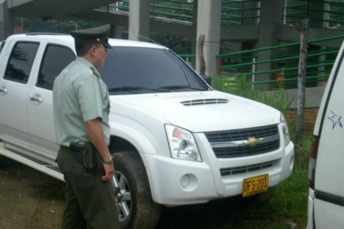 Esta es la camioneta Chevrolet Dimax color blanco de placas OFS-210 adscrita a la Alcaldía de Los Santos, que conducía el concejal Trinidad Blanco, en estado de embriaguez según denunció la Policía. La Alcaldesa ( e) deberá explicarle a las autoridades la razón por la cual un Concejal estaba al mando de un vehículo oficial.(Foto: Suministrada Policía / VANGUARDIA LIBERAL)