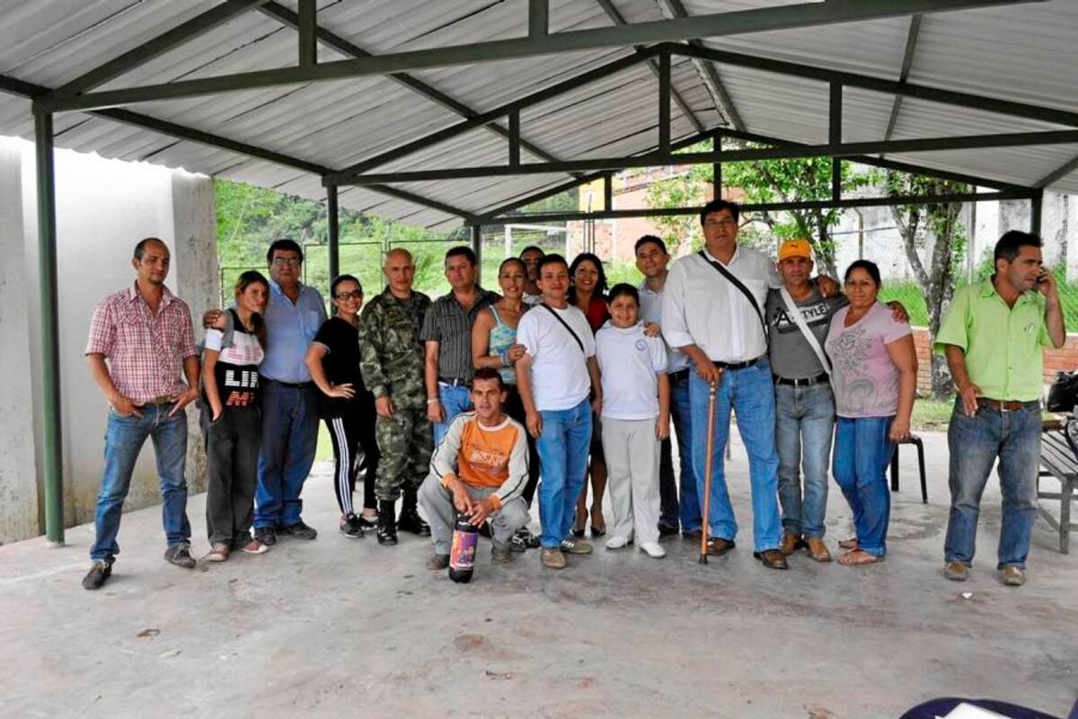 Integrantes del grupo “Jets”, y algunos de los habitantes de calle, que asistieron a la jornada especial de atención, realizada en las instalaciones del Distrito Militar N 49 de Barbosa. (Foto: Luis Fernando Martínez Vargas /VANGUARDIA LIBERAL)